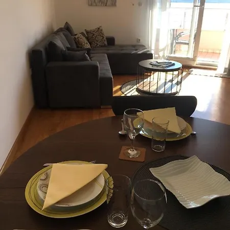 Lucia Apartman *